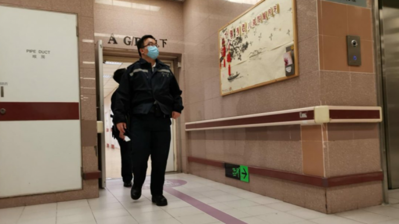 ▲警員獲報後於院內查看。(圖/翻攝自巴士的報)