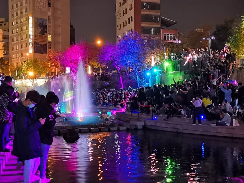 ▲2020台中好YA誕，今年首度在柳川推出動態水舞燈光秀。(圖／新聞局提供2020.12.19)