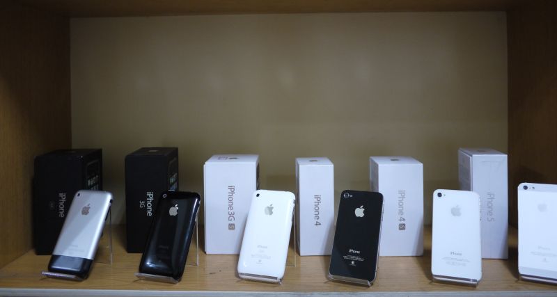 ▲網友曬出自己的歷年收藏,證明自己確實是iPhone的老支持者。(圖/翻攝自批踢踢)