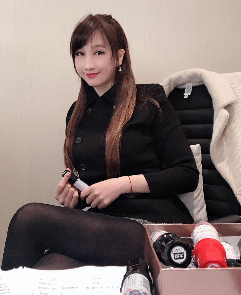 ▲▼47歲陳子璇懂得保養,舉手投足風韻猶存。(圖/陳子璇臉書)