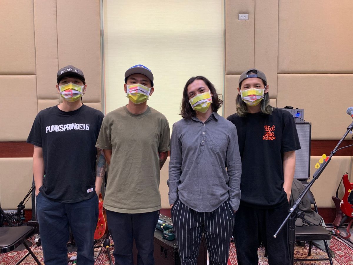 ▲滅火器成員戴上高雄一百口罩提醒樂迷務必戴口罩參加跨百光年。(圖/高雄市政府提供)