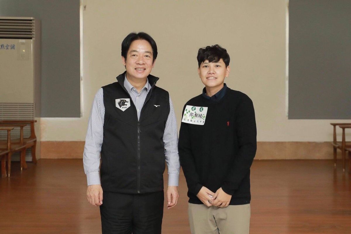 ▲副總統賴清德（左）日前至雲林參訪，在虎尾釀酒醋生活園區購買威士忌，發票打了總統府統編。總統府表示，做為餽贈外賓之公務使用，並非私用。（圖／翻攝虎尾釀酒醋生活園區臉書粉絲團）