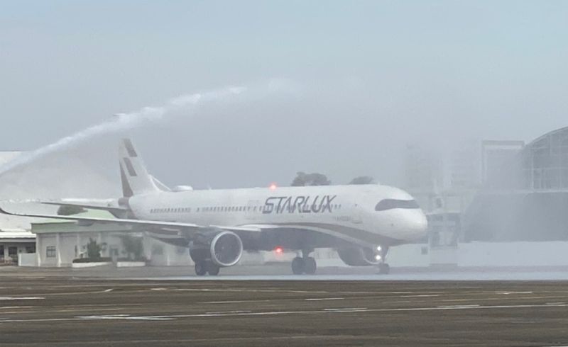 ▲台南市政府為歡迎星宇航空首次蒞臨，特別於機場準備灑水儀式。（圖／台南市政府）