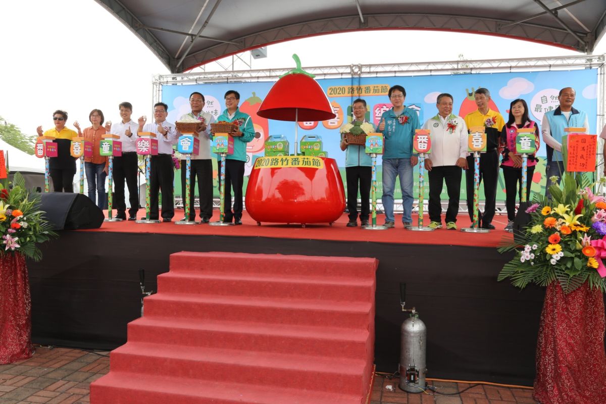 ▲高雄市路竹番茄節1２日上午舉行開幕式，市長陳其邁大力推銷路竹出產的番茄，卻差點背黑鍋遭民眾質疑遲到中斷學生團體表演。（圖／高市府提供）