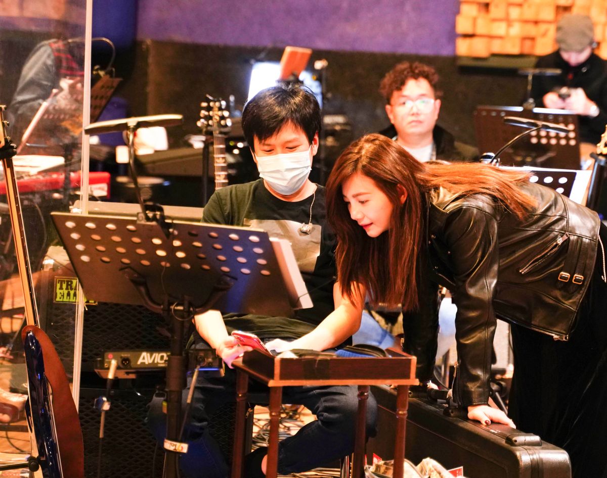 ▲梁靜茹（前排右）分享潤喉、開嗓妙方。（圖／超級圓頂提供）