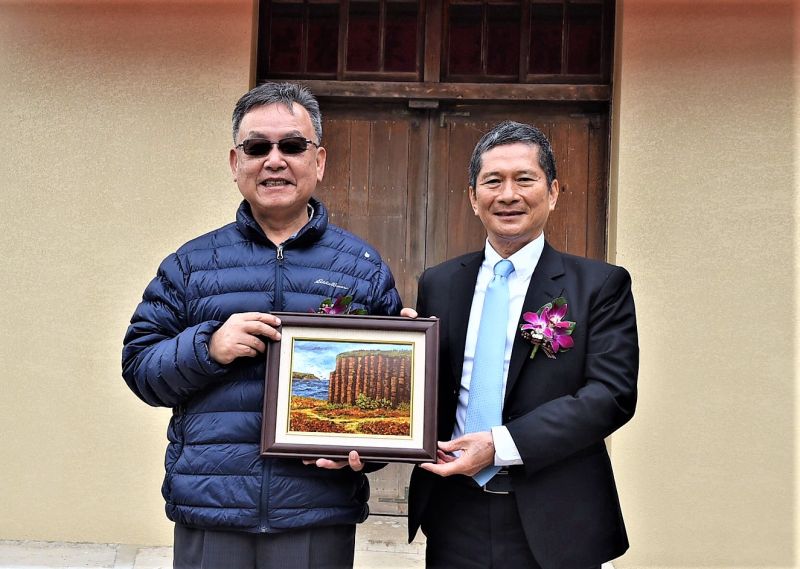 ▲李永得盛讚出生澎湖的洪根深老師長年致力現代水墨畫的創作及教育,成立高雄市現代畫學會,並催生高雄市立美術館的設立,對於南臺灣的藝壇有非常大的影響。(圖/澎湖縣政府提供)