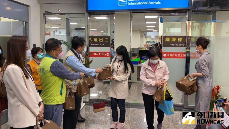 ▲台南市長黃偉哲親自送上精心準備的歡迎禮。(圖/記者陳聖璋攝,2020.12.19)