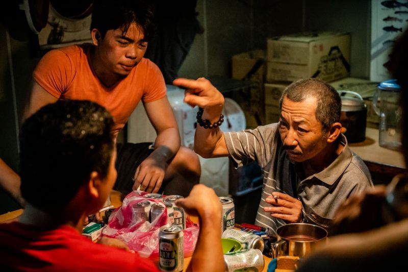 ▲莊益增（右）演出顧船人。（圖／百景映畫）