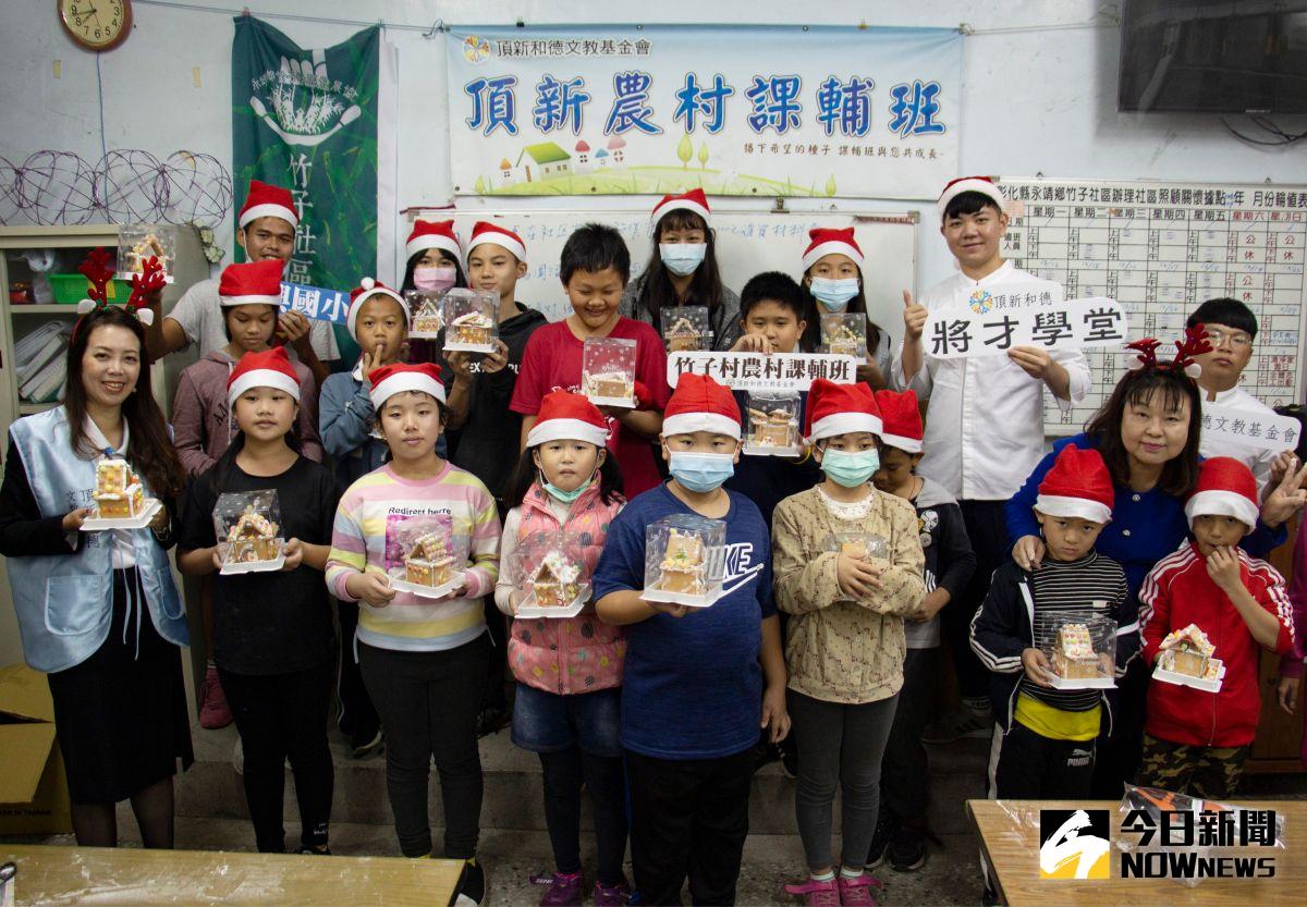 ▲永靖農村課輔班辦理成果展，課輔班的小朋友製作薑餅屋，更在充滿歡樂的氣氛下感受聖誕節的幸福與溫馨。（圖／記者陳雅芳攝，2020.12. 19）