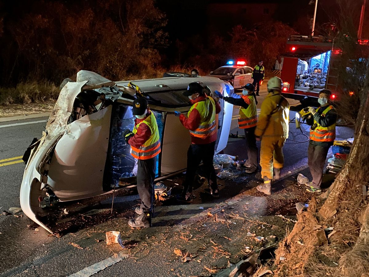 ▲金門暗夜車禍，金寧消防分隊緊急馳援。(圖/金門消防局提供)