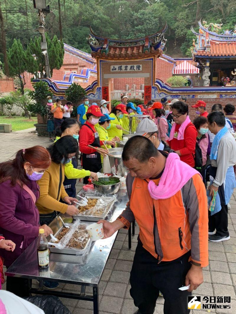 ▲虎山巖管理委員會提供現煮早餐,讓民眾大快朵頤。(圖/記者陳雅芳攝,2020.12.
