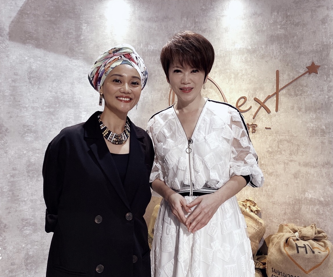 ▲陳雅琳（右）為了更貼近阿爆，在專訪中加入音樂元素。（圖／壹電視提供）