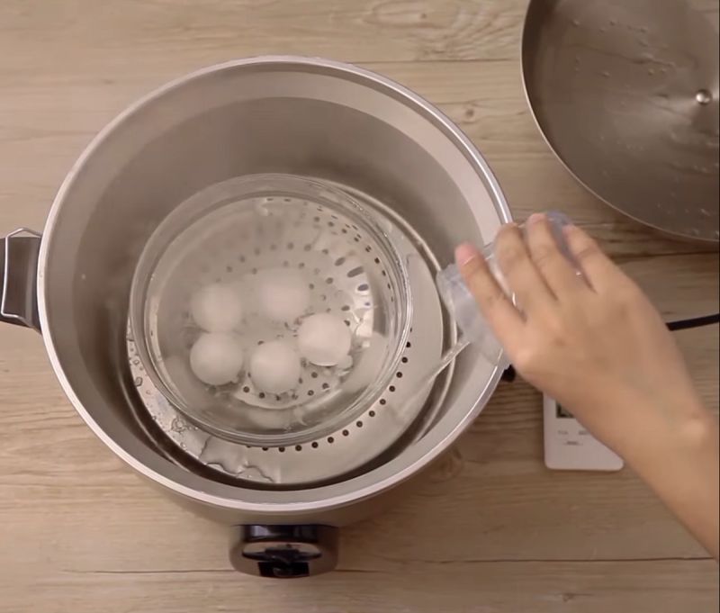 ▲「桂冠食品」在YouTube分享了用「電鍋」煮湯圓的技巧。（圖／番攝自youtube）