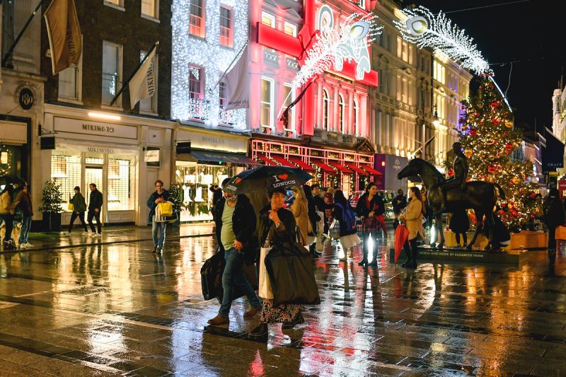 ▲英國倫敦街頭可見聖誕節佈置，但人潮相對冷清。（圖／美聯社／達志影像）
