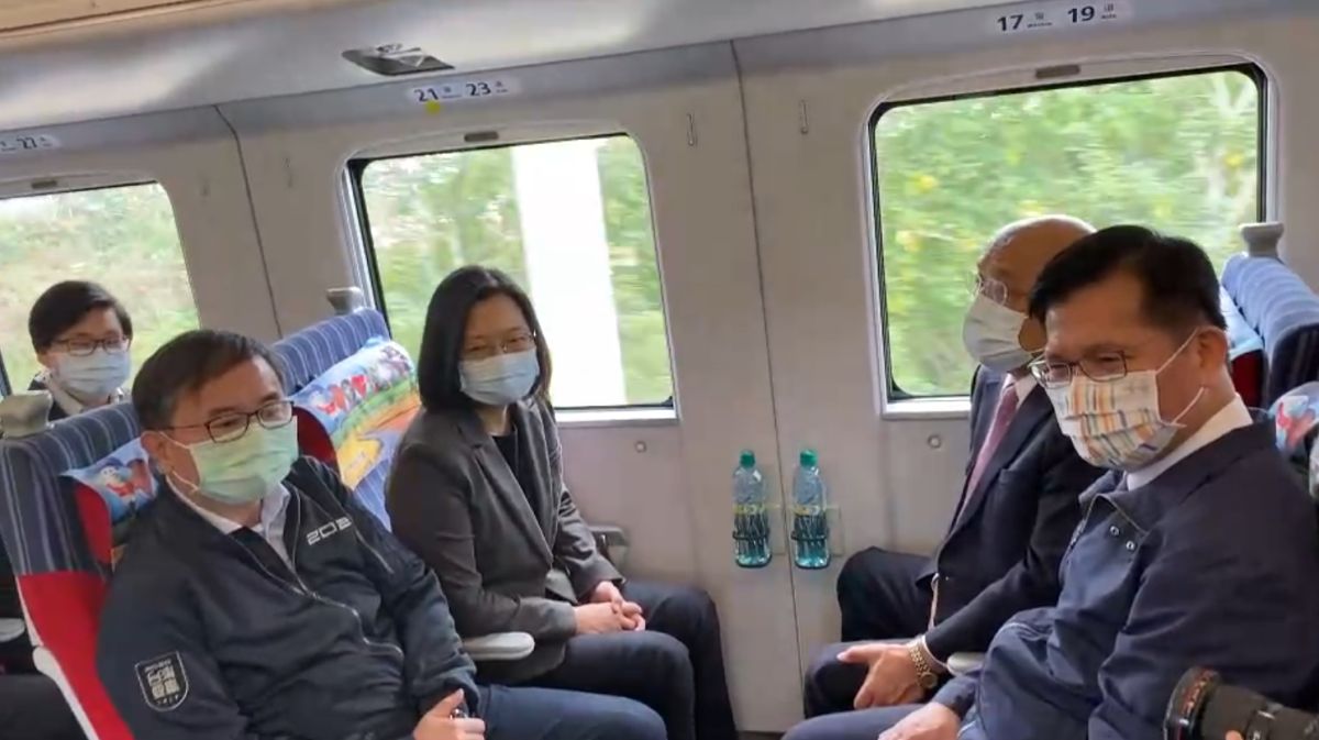 ▲總統蔡英文20日出席南迴鐵路電氣化通車典禮並搭乘台東開往屏東的普悠瑪列車。（圖／總統府提供）