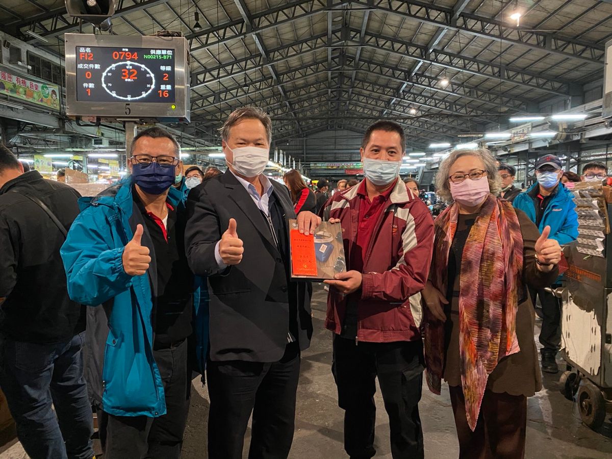 ▲農業局長蔡精強前往台中果菜批發市場，查驗新設完成的農藥殘留質譜快篩儀器，現場並頒獎鼓勵「產銷履歷推廣計劃」績優承銷人。(圖／農業局提供2020.12.20)