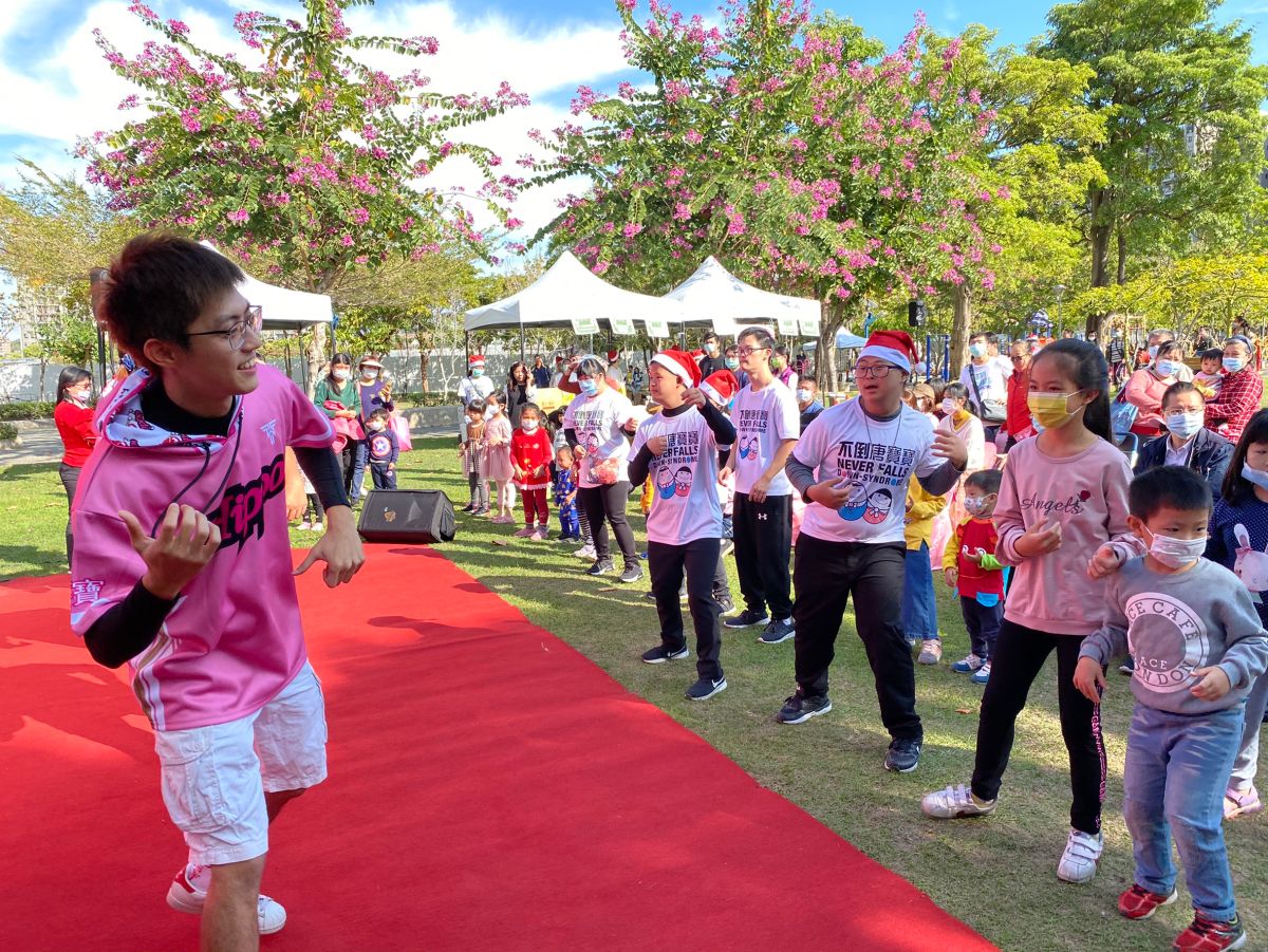 ▲唐氏症基金會舉行「聖誕狂歡公益無限 融合-無礙-公益」，唐寶寶特別打扮成聖誕老人，邀請參與活動的家長、嬰幼兒一同「尬舞」(圖／唐氏症基金會提供2020.12.20)