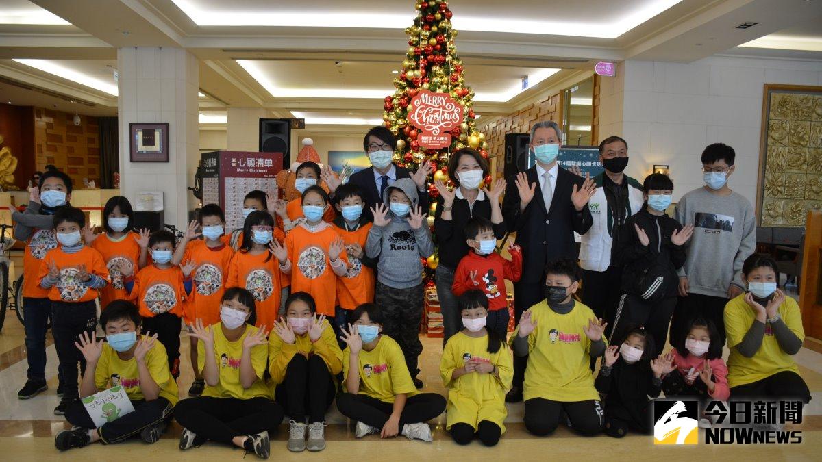 ▲耐斯王子大飯為幫助弱勢而辦理的聖誕心願卡活動贈禮儀式。（圖／記者郭政隆攝影2020.12.20）