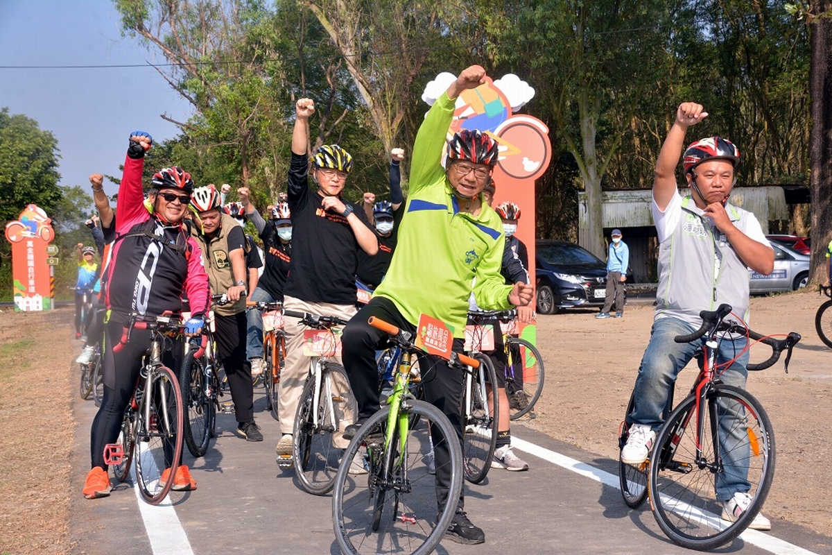 ▲全長31公里萬金糖鐵自行車道20日正式啟用，縣長潘孟安上午特別率領自行車車友團及部落客進行踩線，體驗單騎漫遊小旅行。（圖／屏東縣政府提供, 2020.12.20）