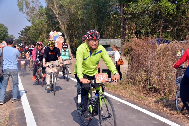 ▲潘孟安與自行車車友團沿著糖鐵及沿山公路林蔭大道第二期自行車道工程，未來結合已完成彩虹自行車道系統，透過兩輪視野，展現低碳、慢活兼具休閒的城市新風貌。（圖／屏東縣政府提供,