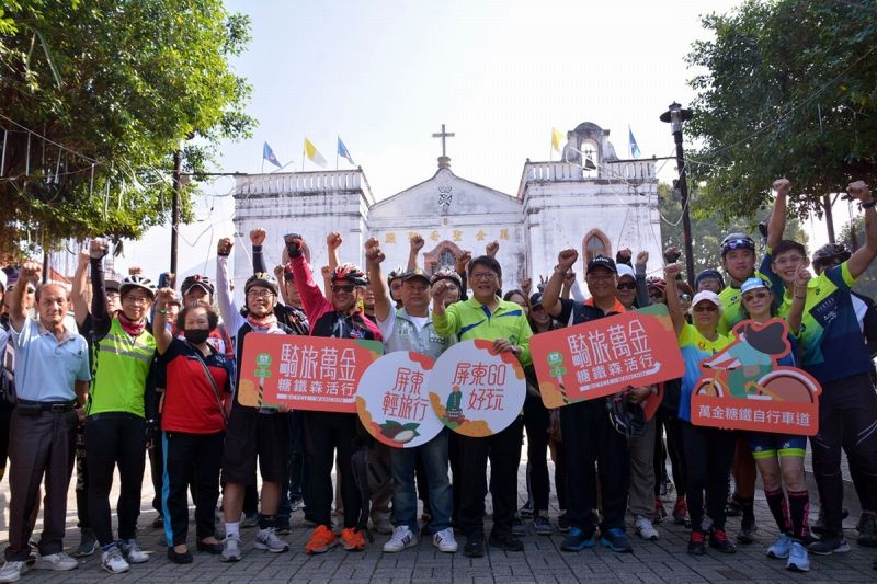 ▲屏東縣府推動萬金糖鐵自行車道是將台糖五分車廢棄舊鐵道活化成自行車道,連結沿山公路185縣道,串起萬巒、潮州、崁頂、南州與林邊等5鄉鎮的觀光景點,途中最吸金的就是百年教堂萬金聖母殿。(圖/屏東縣政府提供,