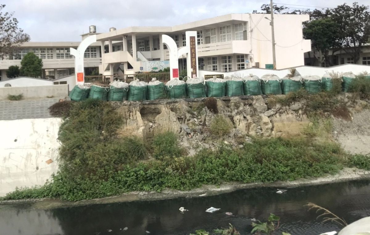 ▲馬公厝大排位於龍潭國小旁土堤嚴重崩塌。（圖／記者蘇榮泉攝，2020.12.20）
