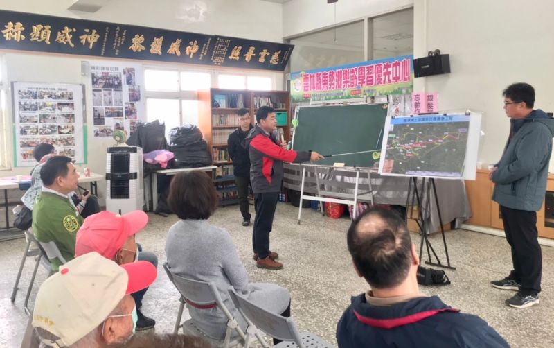 ▲第五河川局官員向村民簡報說明。(圖/記者蘇榮泉攝,2020.12.20)