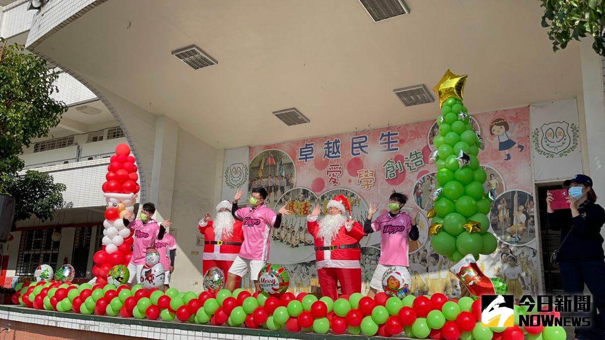 ▲彰化市民生國小辦理2020聖誕運動嘉年華，縣長室秘書柯呈枋及民生國小校長洪榮炎更穿上胖胖老人裝與小朋友跳起耶誕舞。（圖／記者陳雅芳攝，2020.12. 20）