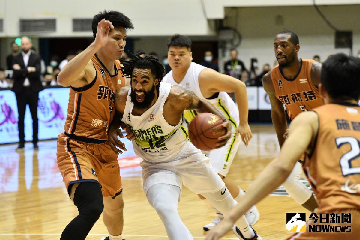 ▲夢想家洋將杰倫帶球切入禁區。（圖／林柏年攝）