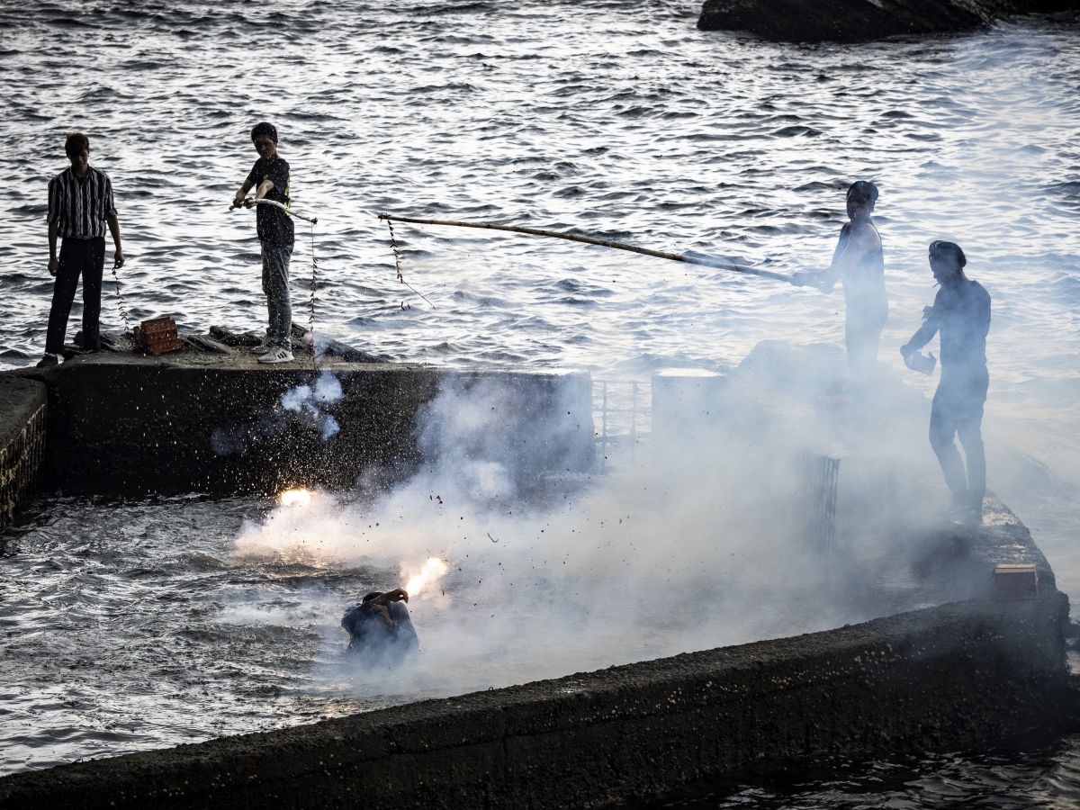 ▲楊祐寧（圖下）在水中被大龍炮連環轟炸。（圖／甲上）