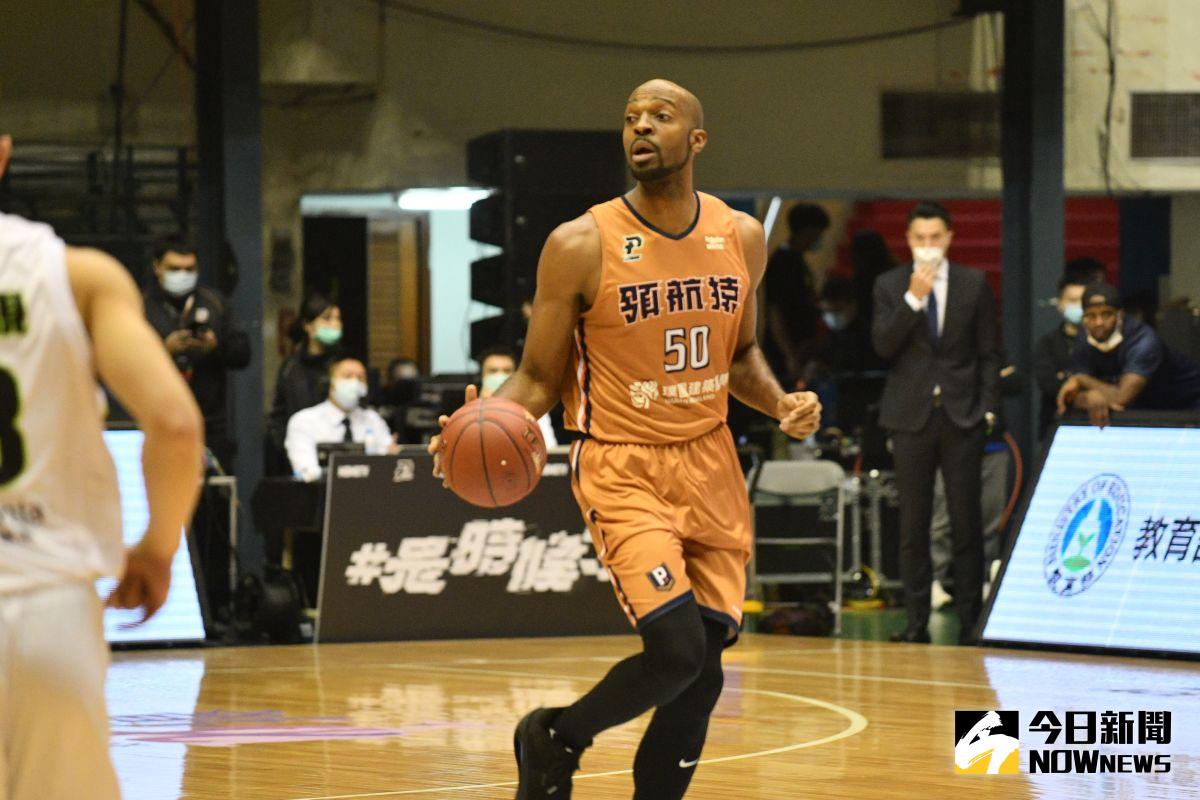 ▲戴維斯在個人於新職籃聯盟的首戰表現精彩。（圖／林柏年攝）