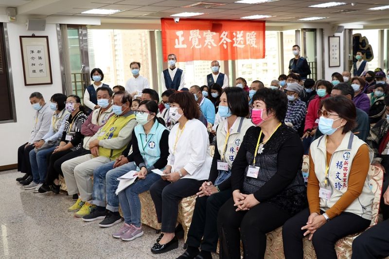 ▲嘉義市長黃敏惠與各里長共同見證佛教正覺同修會捐助弱勢家庭。(圖/嘉義市政府提供)