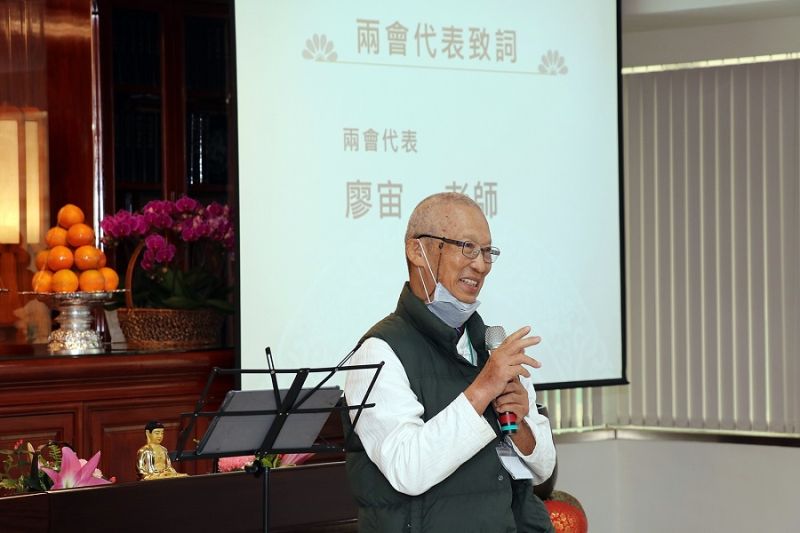 ▲佛教正覺同修會廖宙老師說明捐助的經費來源與對象。(圖/嘉義市政府提供)
