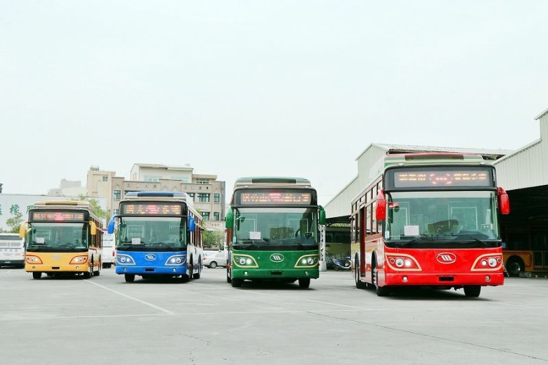 ▲黃敏惠市長讓中大型電動低底盤公車成為城市美學的一部份。(圖／嘉義市政府提供）