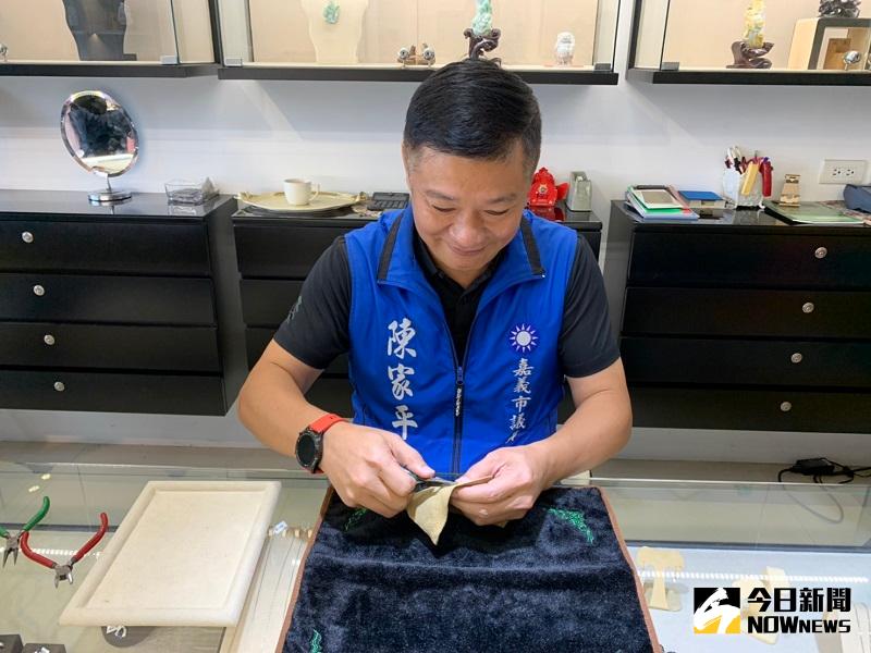 ▲嘉義市議員陳家平同時也是一位珠寶鑑定師。(圖/記者陳惲朋攝)