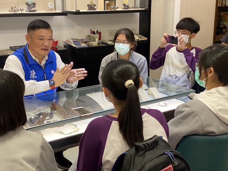 ▲陳家平議員傾聽青年的需求與聲音,並分享政治素人如何參與公共事務。(圖/陳家平議員提供)