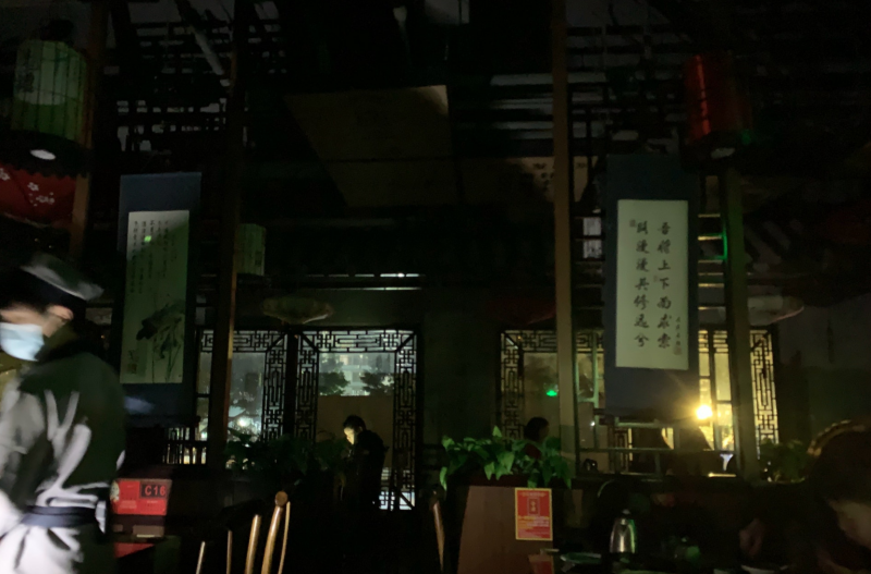 ▲有廣東的民眾表示自己在餐廳用餐到一半也突然停電。(圖/翻攝自微博)