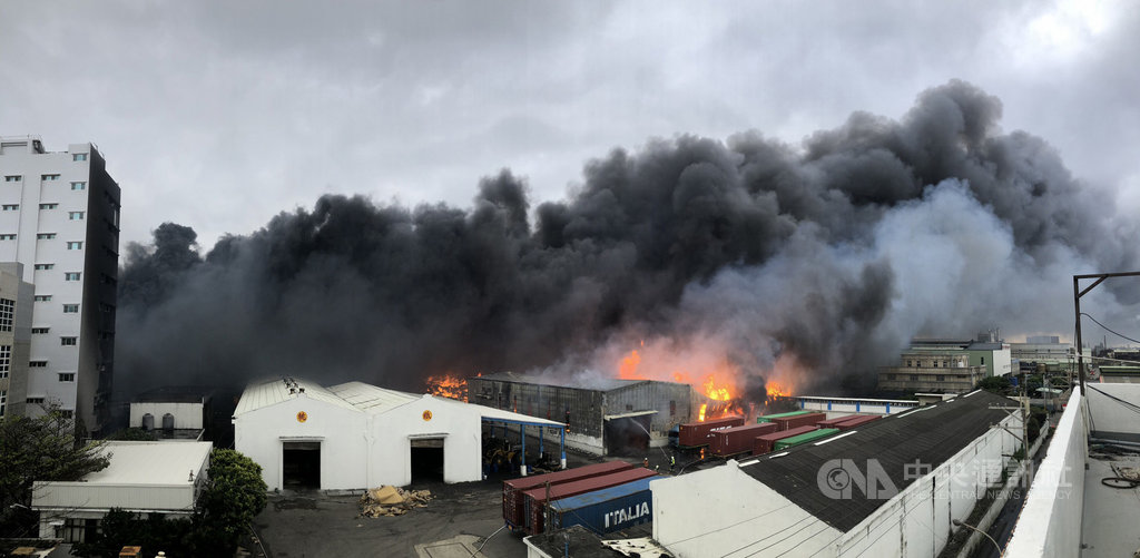 ▲位在桃園市蘆竹區的旭富藥廠20日中午發生火警，現場竄出濃煙，警消人員仍持續搶救中。中央社記者吳睿騏桃園攝　109年12月20日