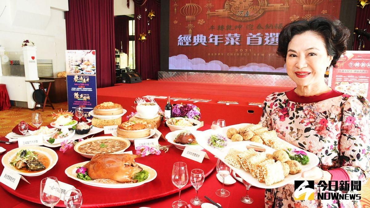 ▲香蕉碼頭河邊宴會館外帶年菜推出「2020經典台菜餐廳」入選的佳餚。（圖／記者陳美嘉攝，2020.12.20）
