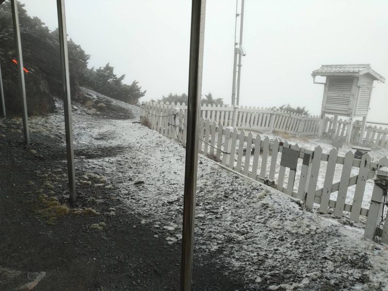 ▲氣象局玉山站今（ 21 ）日 08：20 下雪，目前累計 0.5 公分。（圖／氣象局）