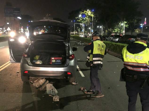 ▲高雄市一輛機車雙載疑未兩段式左轉遭撞飛，雙雙失去呼吸心跳送醫搶救仍不治。（圖／記者郭凱杰翻攝，2020.12.21）