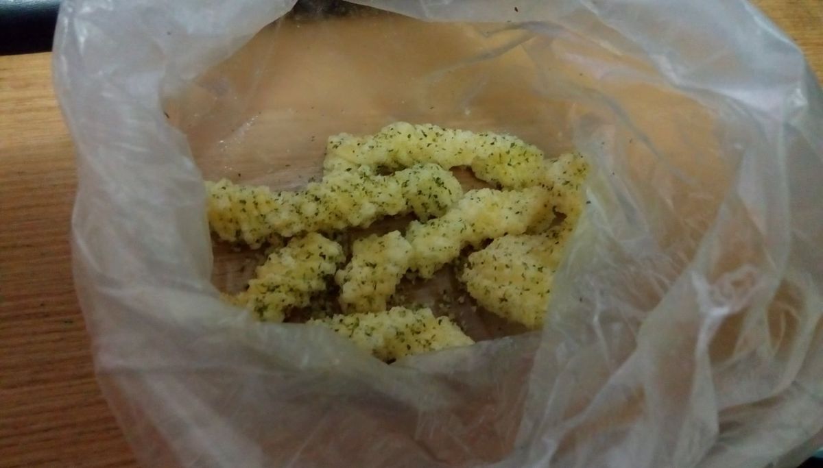 ▲有網友指出，貨運公司的老闆突然要求他幫忙買「卡哩卡哩」，隨後他就買了整包零食回來，卻被老闆臭罵一頓，最後還慘被開除。（示意圖／翻攝爆廢公社公開版臉書）