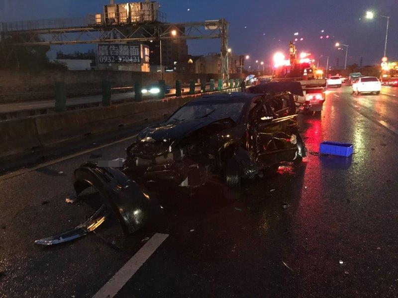 ▲余姓男子所駕駛的自小客遭到兩次撞擊，他下車察看卻遭到第三輛車撞擊身亡。（圖／國道第一公路警察大隊提供）