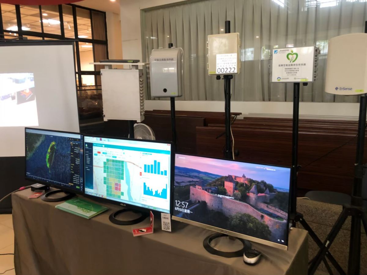 ▲工研院技轉的國產空品感測器量產上市（上排右二），唯一國產貨打破向為「舶來品」獨佔的微型感測器市場。（圖／思維環科提供）