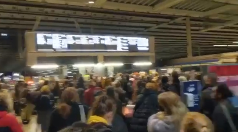 ▲週六晚間聖潘克拉斯車站被擠爆的短片在推特上瘋傳。（圖／擷取自推特）