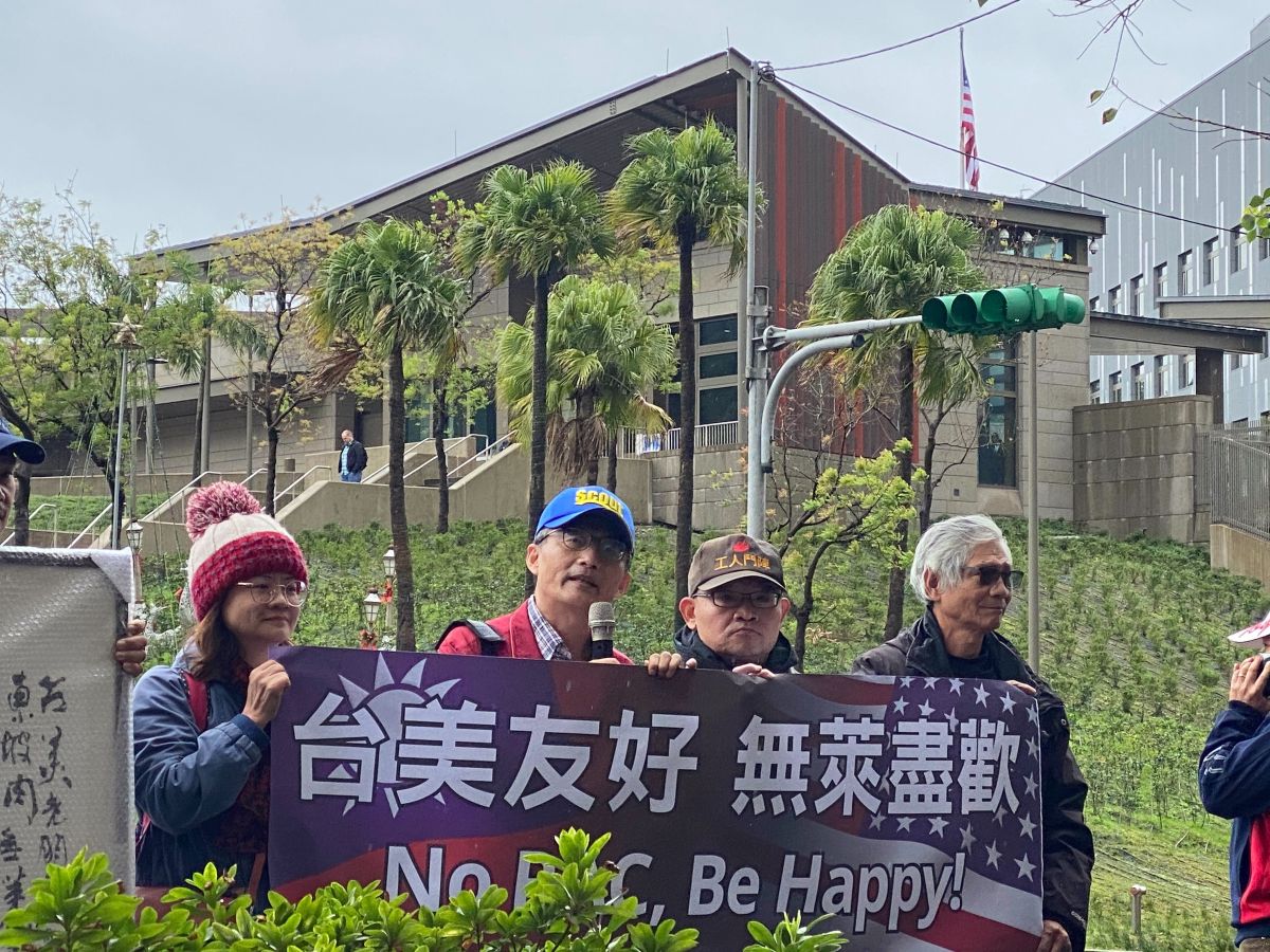 ▲行政院31日宣布各縣市政府的「萊劑零檢出」食安自治條例無效，民間反瘦肉精毒豬聯盟強烈反對。（圖／記者朱啟瑜攝）