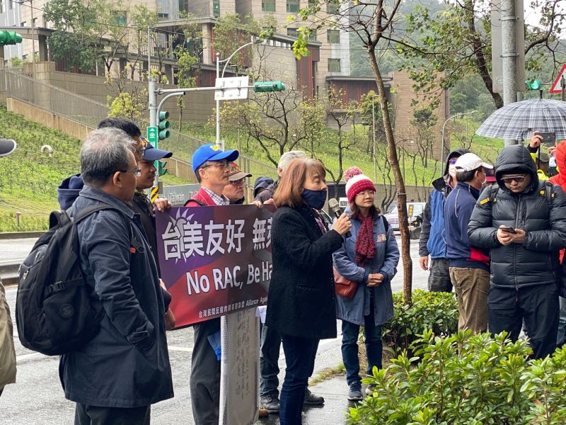 ▲前榮總醫師蘇偉碩、「白米炸彈客」楊儒門和民間反瘦肉精毒豬聯盟21日前往美國在台協會AIT陳情。(圖/記者朱啟瑜攝,2020.12.21)