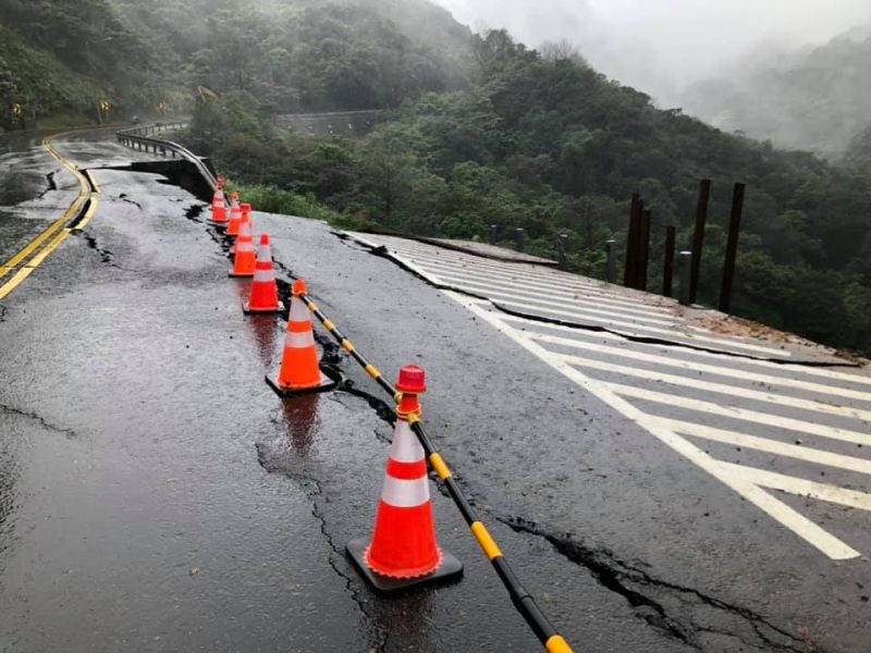 ▲原PO回家的路上才發現，原來的路竟在「稍早」坍塌了。（圖／翻攝自《金山區公所》