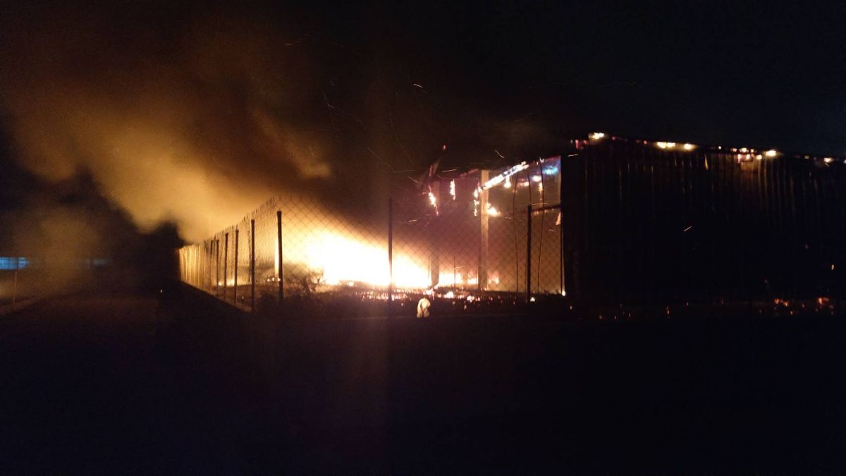 ▲雲林縣大埤鄉北鎮村後庄一處孵雞場，今晨近5時許傳火警，現場火勢兇猛。（圖／記者簡勇鵬攝，2020.12.19）