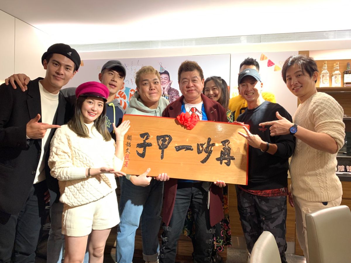 ▲孫德榮（右五）經營喬傑立20多年，捧紅5566、七朵花等團體，2021年再度簽下Gino。（圖 / 孫德榮提供）